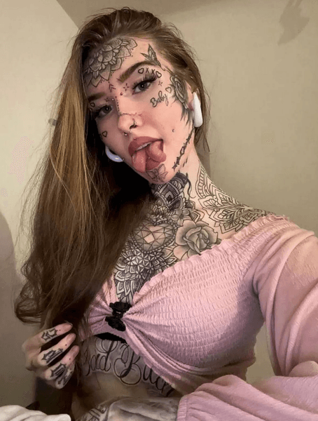 Люси Красота демонстрирует татуировки и раздвоенный язык Девушка из Германии сделала первые модификации с телом еще в возрасте десяти лет